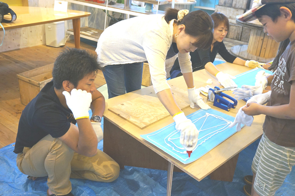 第4回H・DIYスクール、『座れる収納ボックス』作り、シートを木工用ボンドで接着