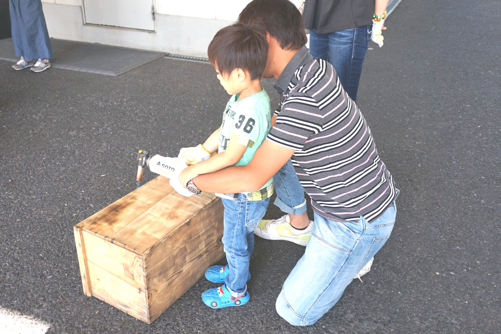第4回H・DIYスクール、『座れる収納ボックス』作り、バーナーで焦げ目付け